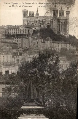 Lyon - La Statue de la République (Place Carnot) et N.-D. de Fourvière