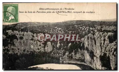 Sítios pitorescos da Ardèche — No bosque de Païolive perto de CASTELJAU, muralha de rochedos — editor não visível