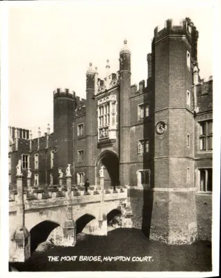O ponte do fosso, Hampton Court — vista do castelo — número de série não visível