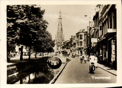 Voorstreek — vista da rua com canal e igreja — editor STE
