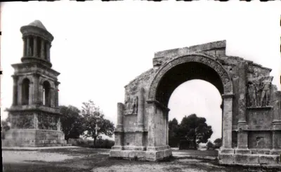 Arco do Triunfo e torre da Horologia em Orange — n° 31