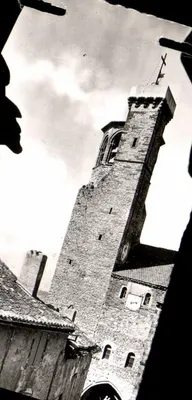 Cordes-sur-Ciel — Cidade Fortificada de 1222, o campanário e o sino vistos da casa do Grande Veneur (século XIV) — Edições Modernas THEOJAC - Limoges