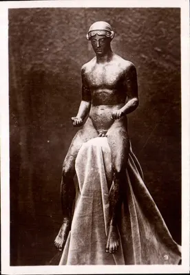 Estátua de mulher sentada — museu — editor desconhecido, n° de série 9