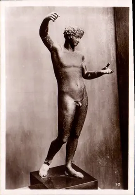 Estátua de jovem nu — museu — série 10