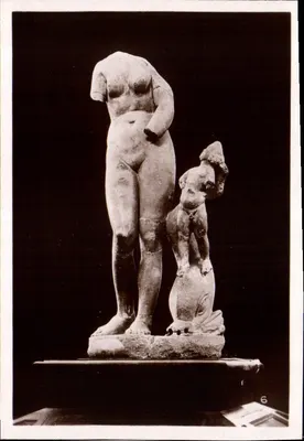 Estátua antiga de mulher e criança — Museu — n°6