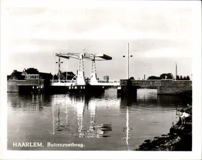 Haarlem. Buitenrustbrug — ponte basculante sobre um canal — editor desconhecido, número de série não visível