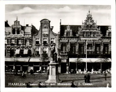 Haarlem - Groote Markt com Monumento L. J. Coster — editor G. Brikmann, número de série não visível