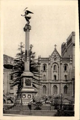 Nápoli - Piazza dei Martiri — monumento aos mortos com estátua alada e igreja gótica