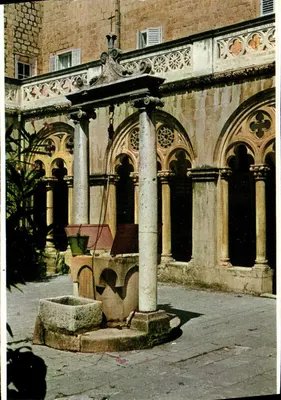 Cour interna do convento dos Franciscanos em Dubrovnik — editor não identificado, número de série não visível