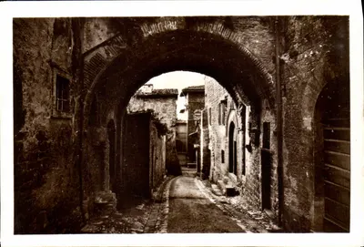 Assisi — Vista característica com a casa de Bernardo di Quintavalle — Edição Ditta L. Vignati