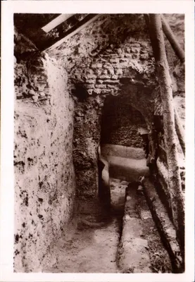Ruínas de um sítio arqueológico — editor desconhecido, número de série não visível