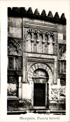 Mesquita. Porta lateral — detalhe arquitetônico — sem editor nem número de série visível