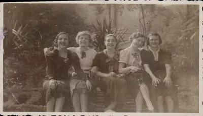 Cinco jovens mulheres — jardim tropical — carta postal antiga