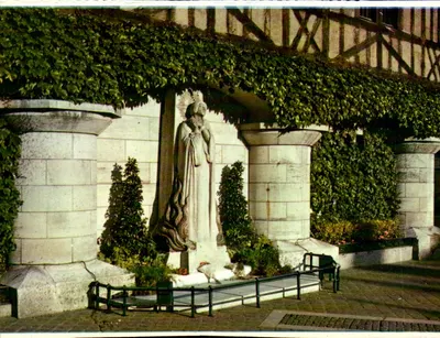 Statua Jeannej d'Arc — S.P.A. Paris — Réal del Sarte, rzeźbiarz
