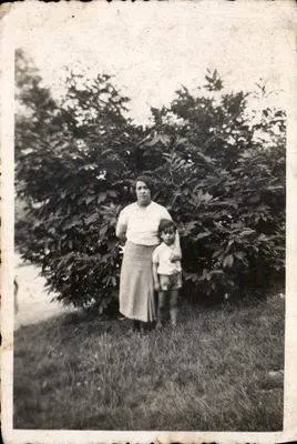 Mulher e criança — diante de um arbusto — carta postal antiga