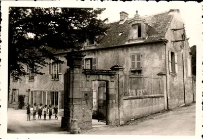 Escola em Châtenay-Malabry — crianças diante do portão