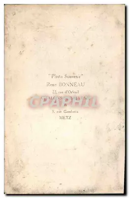 Portret mężczyzny w stroju wieczornym — czapka, czarna krawat, bukiet — studio "Photo Souvenir" René Bonneau — Rewers