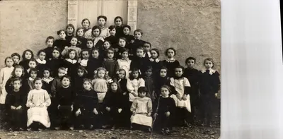 Grupo de crianças — escola ou grupo escolar — editor desconhecido, número de série não visível