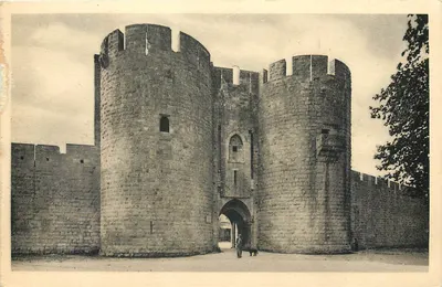 Aigues-Mortes — Os Reîmpartes : Porta da Gardette — Serv. Comercial Monumentos Históricos, Paris