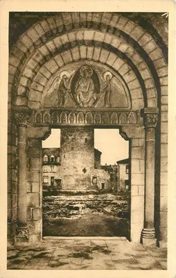 Charlieu (Loire) — Abadia Beneditina — Entrada da Igreja Abbatial de São Fortunato (século XI)