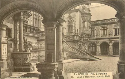A BÉNÉDICTINE, em Fécamp — Cour d'Honneur, vista do Hall — Edição da Bénédictine, n°15