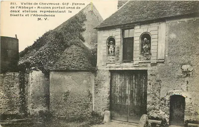 Vale de Chevreuse - Velho portão decorado com duas estátuas representando a Fome e a Abundância - M. V.