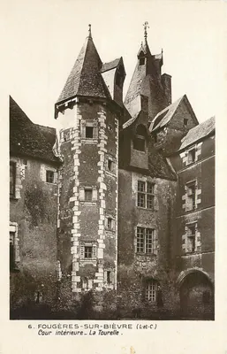 Fougères-sur-Bièvre — Cour interior — La Tourelle — Edição dos Monumentos Históricos, Grand Palais, Paris