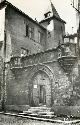 Rodez (Aveyron) — Pátio Adrien Rozier com cour de escada construída em 1510 — Soc. das Cartas Postais A. P. A. Peux