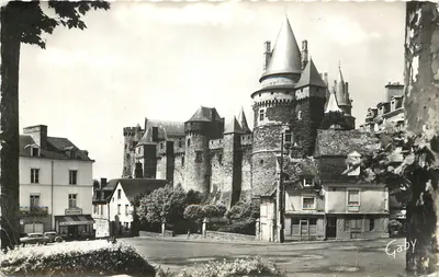 Bilhete postal antigo Vitre I et L O Castelo Feudal e a Praça das Polias