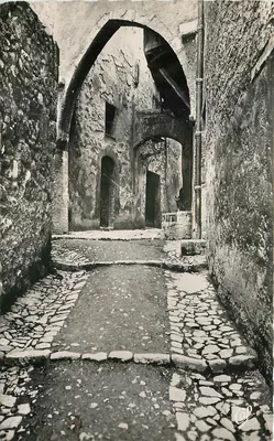 Rue de l'Arbalète - Grasse — vista da arco e da rua pavimentada — Bilhete postal antigo da Cie d'arts photographiques