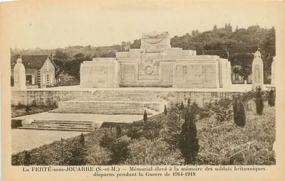 La FERTÉ-sous-JOUARRE (S.-et-M.) — Memorial erguido em memória dos soldados britânicos desaparecidos durante a Guerra de 1914-1918
