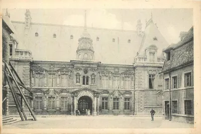Hôtel de Ville de Dijon — vista da praça interna — editor não identificado