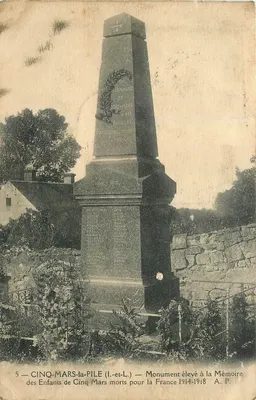Bilhete postal antigo Cinq Mars la Pile I e L Monument erguido em Memória dos Enfants de Cinq Mars mortos pela França