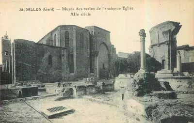 St-GILLES (Gard) — Museu dos restos da antiga Igreja — Século XII