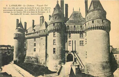 LANGEAIS - O Castelo - Fachada Leste — Construído em torno de 1465, casamento de Carlos VIII e Ana da Bretanha — A. PAPEGHIN, Editor - TOURS