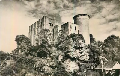Castelo de Palairet — ruínas sobre rocha — Réal-Photo, n° 1514