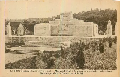 La FERTÉ-sous-JOUARRE (S.-et-M.) — Memorial erguido em memória dos soldados britânicos desaparecidos durante a Guerra de 1914-1918