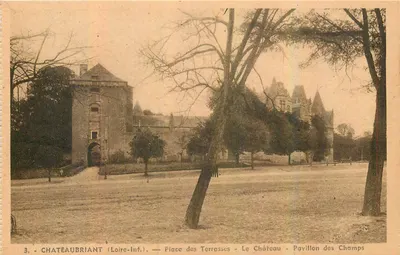 Châteaubriant (Loire-Inf.) — Praça das Terrasses — O Castelo — Pavilhão dos Campos