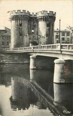 A Porta Chaussée em Verdun — vista com ponte e reflexos — editor Cim
