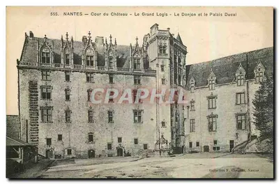 NANTES — Cour du Château — Le Grand Logis — Le Donjon et le Palais Ducal — Collection F. Chapeau, Nantes