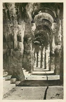 Nîmes (Gard) — Galeria fazendo o tour das Arênes — Edições de Arte 'Yvon', Paris
