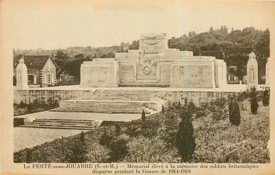 La FERTÉ-sous-JOUARRE (S.-et-M.) — Memorial erguido em memória dos soldados britânicos desaparecidos durante a Guerra de 1914-1918