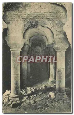 Tiffauges (Vendée) — Ruínas do castelo — Cripta romana com arcos e colunas