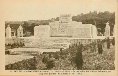 La FERTÉ-sous-JOUARRE (S.-et-M.) — Memorial erguido em memória dos soldados britânicos desaparecidos durante a Guerra de 1914-1918
