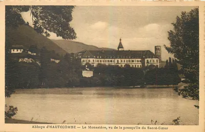 Abadia de HAUTECOMBE — O mosteiro, visto da enseada do Sagrado Coração