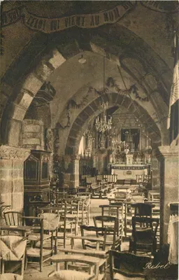 Interior da igreja de Carolles — editor Rebel, número de série não visível