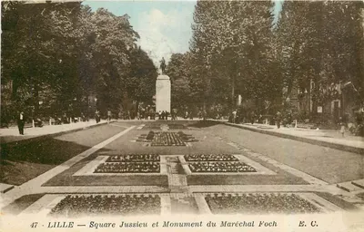 LILLE — Square Jussieu e Monument do Maréchal Foch — E. C.