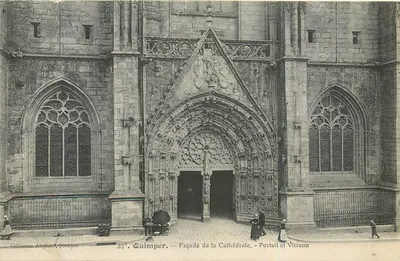 Quimper — Fachada da Catedral — Portal e Vidraças