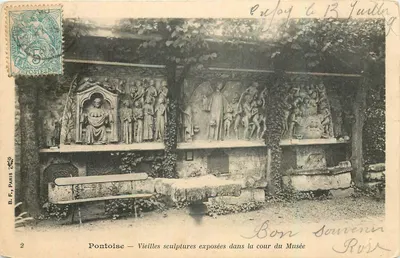 Pontoise — Velhas esculturas expostas no pátio do Museu — B. E., Paris, n°2