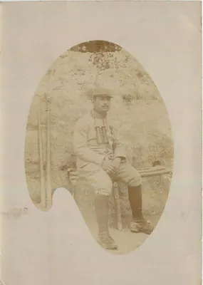 Soldado em uniforme — retrato oval — K. Guillaume e Cie, Paris